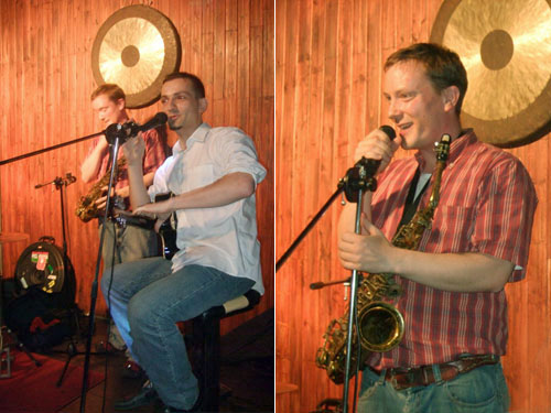 Foreigners sing Chinese (May 15, 2009)