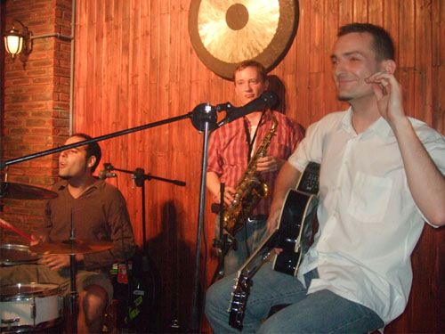 Foreigners sing Chinese (May 15, 2009)